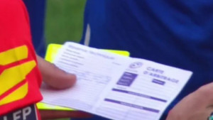 Nezapamćeno u fudbalu: Kapiten Auxerrea iskoristio manje poznato pravilo, sudiji je dao papirić...