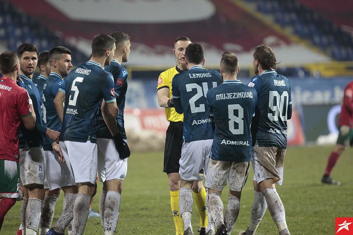 Manijaci su mu posvećivali pjesme, a sada već godinu dana igra niželigaški fudbal Manijaci su mu posvećivali pjesme, a sada već godinu dana igra niželigaški fudbal