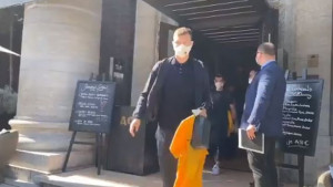 Igrači Rome krenuli ka stadionu, a navijači ispred hotela su čekali samo da se pojavi Edin Džeko
