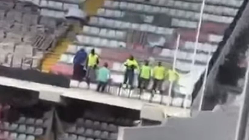 Urnebesno: Šestorica radnika testiraju sigurnost stadiona u Španiji