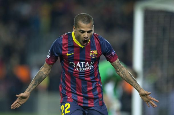 Nezapamćeno: Alves pojeo bananu bačenu iz publike Nezapamćeno: Alves pojeo bananu bačenu iz publike