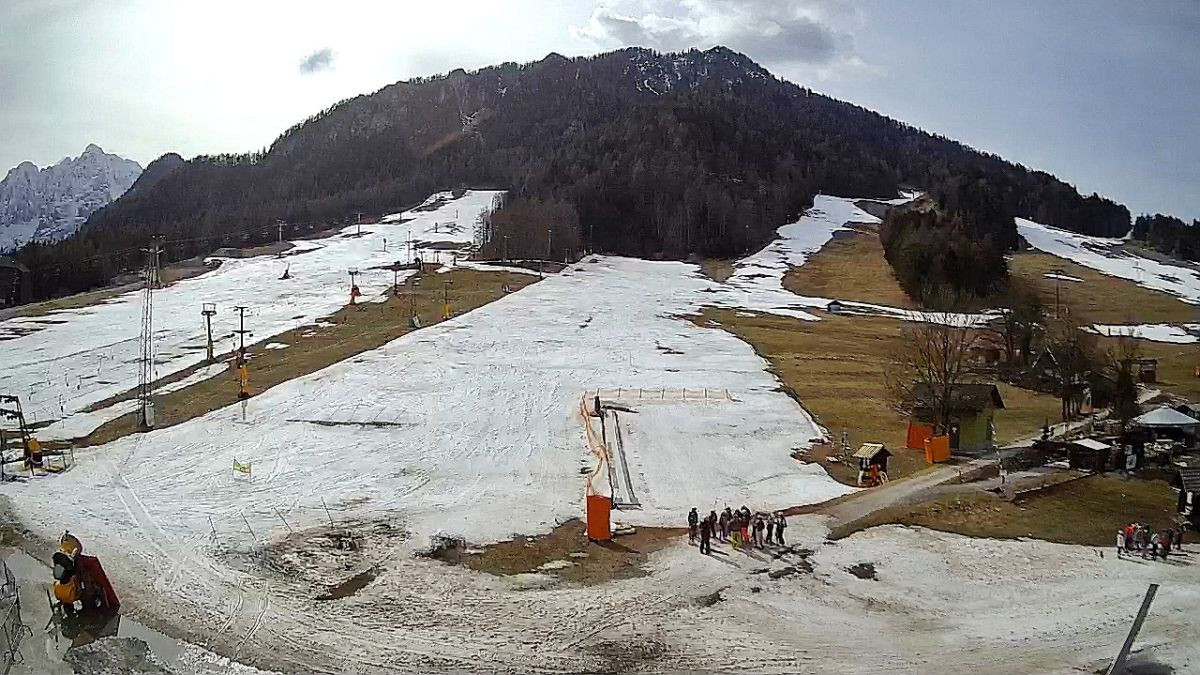 Tužne i sablasne slike iz Slovenije: Otkazan veleslalom, proljeće stiglo, skijaši u nevjerici