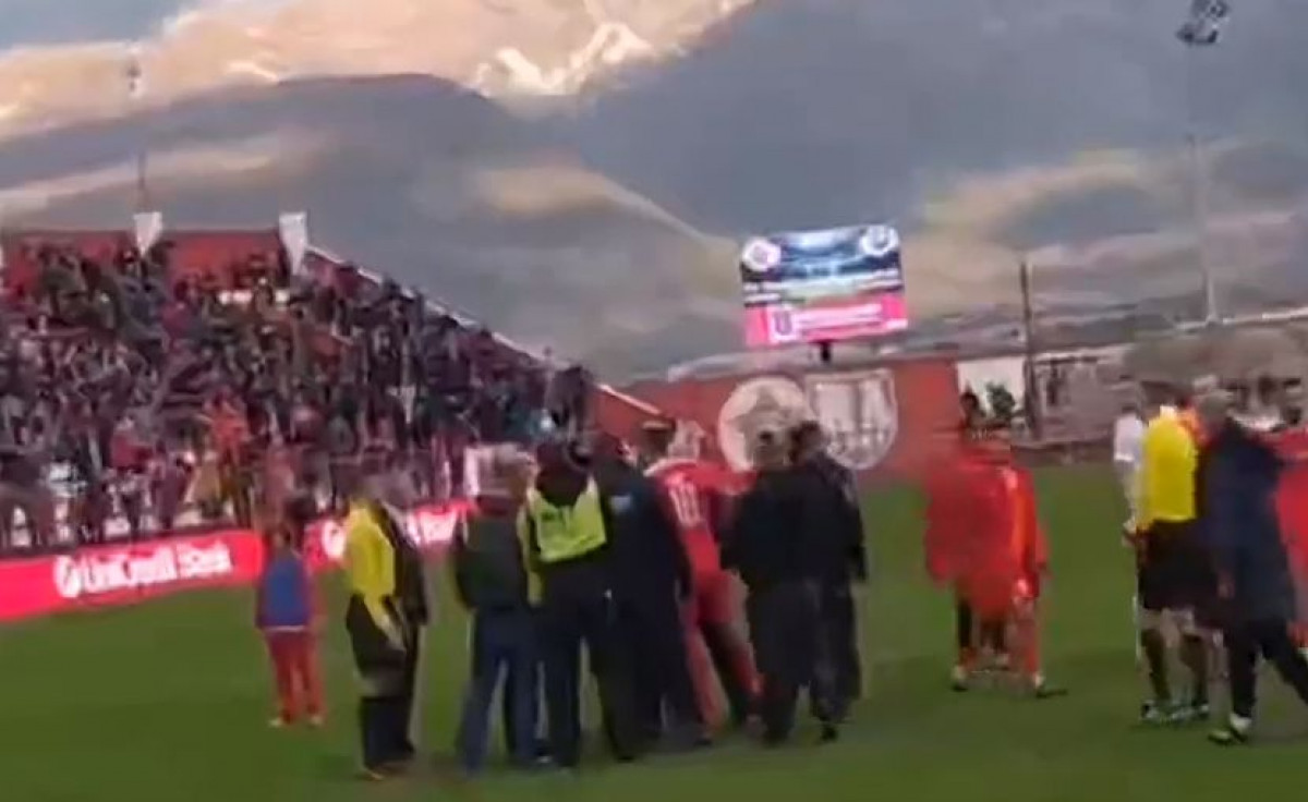 Veliki protesti igrača Veleža nakon utakmice Veliki protesti igrača Veleža nakon utakmice