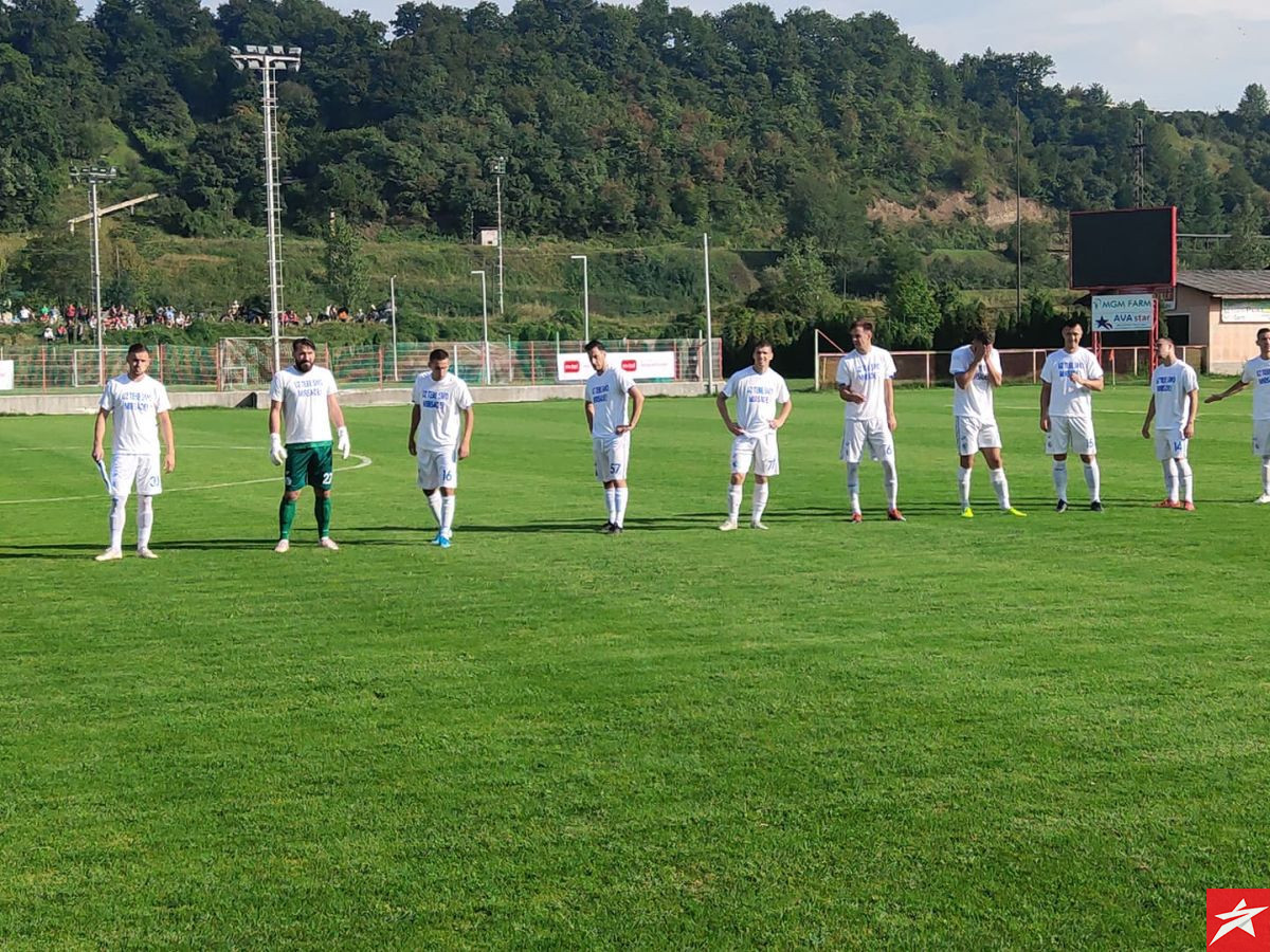 Igrači FK Tuzla City u posebnim majicama u Doboj Kaknju