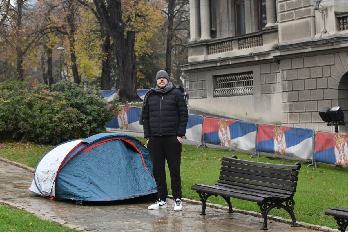 Srbija se divi heroju koji goloruk ide na režim, napravio je najhrabriji korak do sada! Srbija se divi heroju koji goloruk ide na režim, napravio je najhrabriji korak do sada!