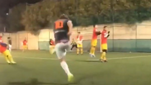 Ljudi u nevjerici gledaju, ali to je Francesco Totti
