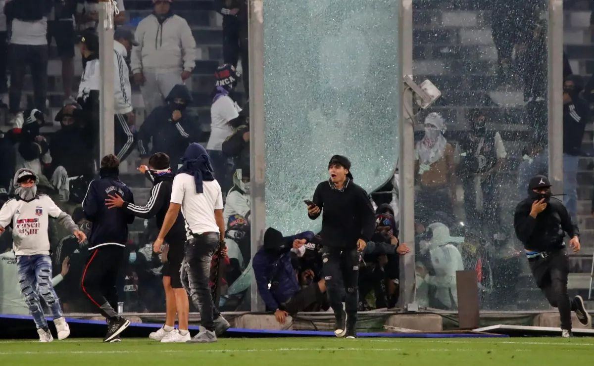 Kultni stadion poprište tragedije: Spašavala se živa glava, huligani uhvatili legendu, ima mrtvih...
