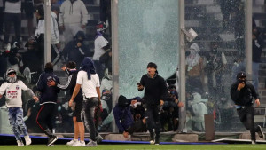 Kultni stadion poprište tragedije: Spašavala se živa glava, huligani uhvatili legendu, ima mrtvih...