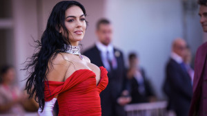 Osjetljiva fotka: Georgina u Veneciji blista, dan ranije je bila druga žena, nije pomogao ni kačket