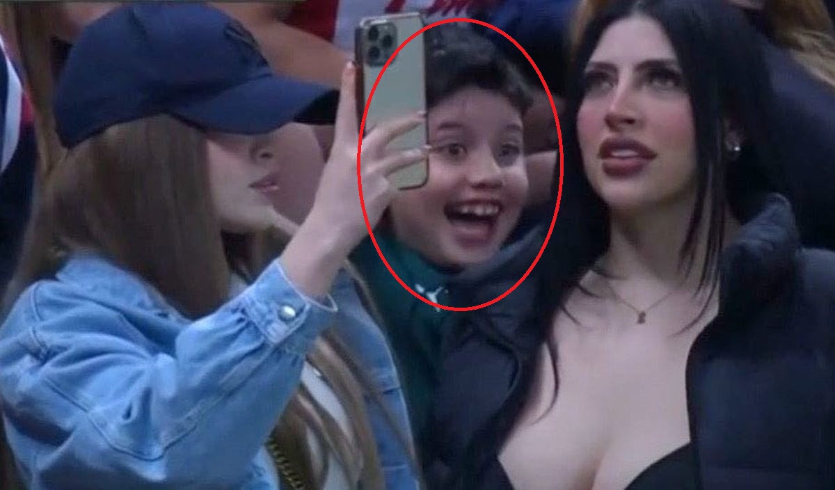 Brineta na stadionu pred dječakom pokazala ogromne grudi, reakcija kao iz stripova