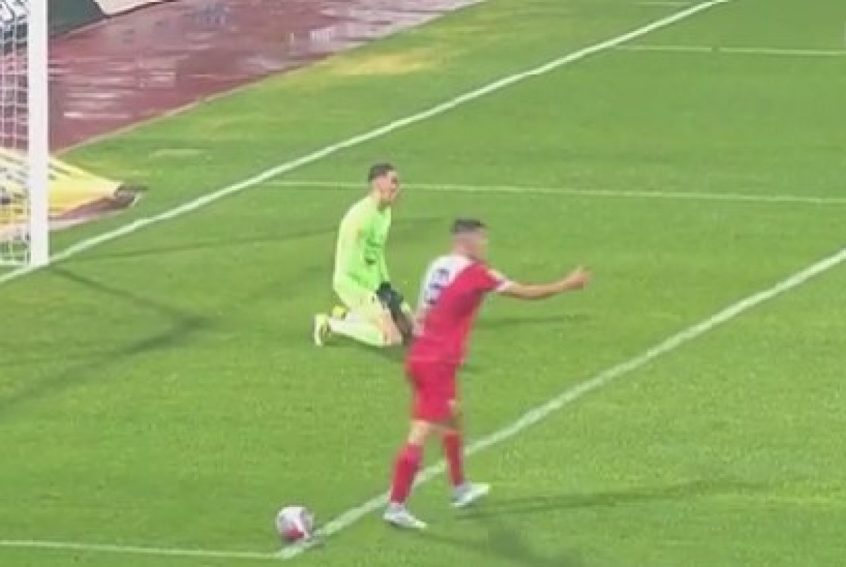 Muk na tribinama, golman na koljenima i osmjeh na licu sudije - Najbizarniji penal ikada u Srbiji! Muk na tribinama, golman na koljenima i osmjeh na licu sudije - Najbizarniji penal ikada u Srbiji!
