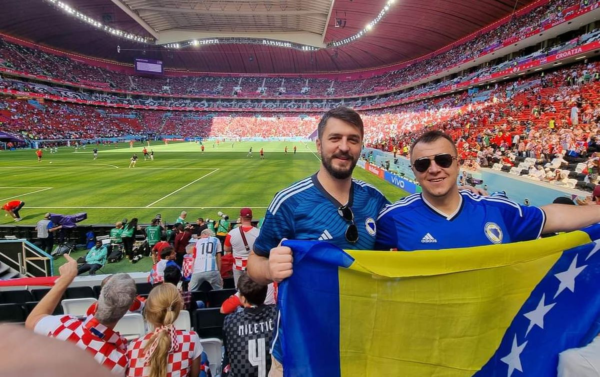 Zastava Bosne i Hercegovine među hrvatskim navijačima u Kataru: Komšije bodri dobro poznato lice