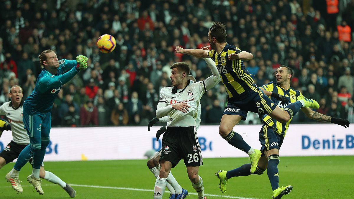 Fudbalski klasik u Istanbulu: Dva poluvremena, dva šoka za navijače