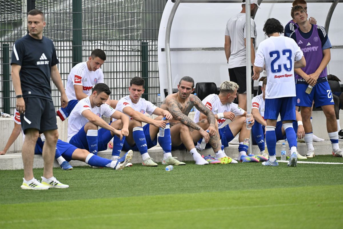 Livaja i saigrači u čudu gledaju šta radi bivši bh. reprezentativac: Nije izdržao duže od 35 minuta! Livaja i saigrači u čudu gledaju šta radi bivši bh. reprezentativac: Nije izdržao duže od 35 minuta!