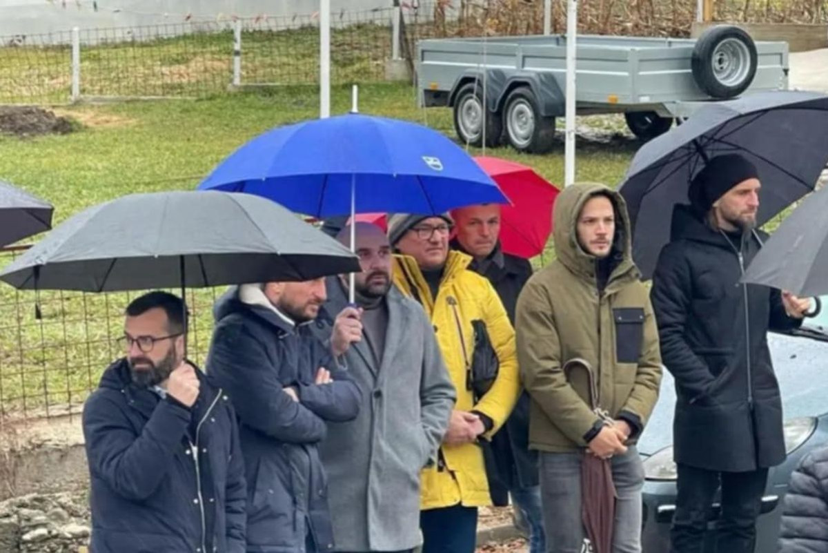 Delegacija FK Borac na dženazi prerano preminule majke Envera Kulašina Delegacija FK Borac na dženazi prerano preminule majke Envera Kulašina