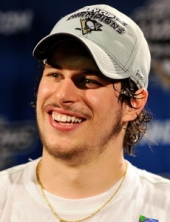 Crosby nosi olimpijsku baklju Crosby nosi olimpijsku baklju