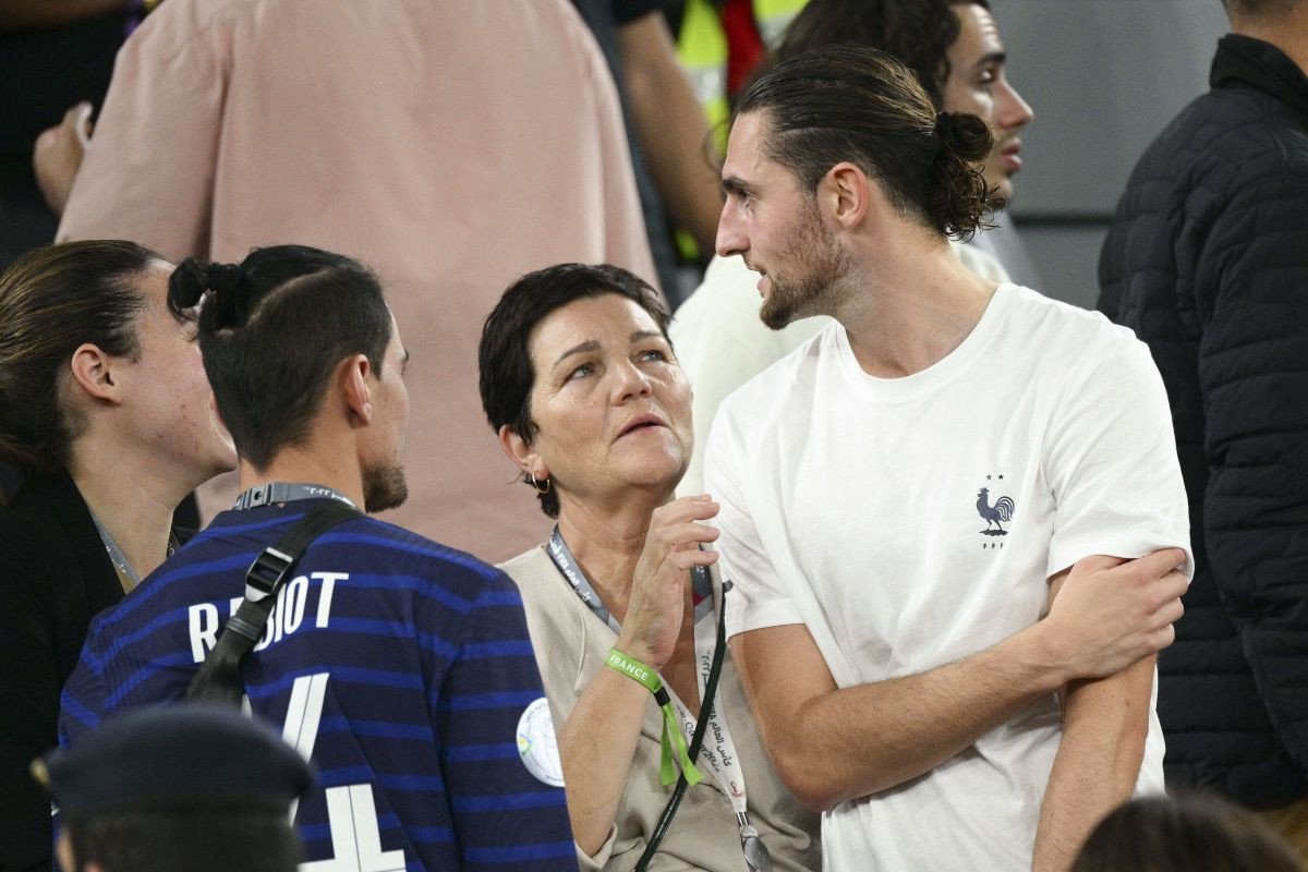 Pohlepna mama željna je miliona, a ni sin se ne crveni: Galata ima 'love', ali Rabiot se precijenio Pohlepna mama željna je miliona, a ni sin se ne crveni: Galata ima 'love', ali Rabiot se precijenio