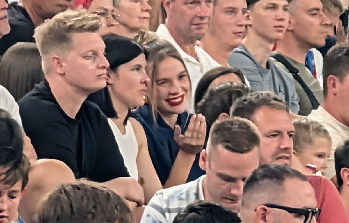 Anamaria Goltes v Stožicah očarala s tem modrim kompletom, katerega lahko tukaj kupite tudi vi (FOTO)