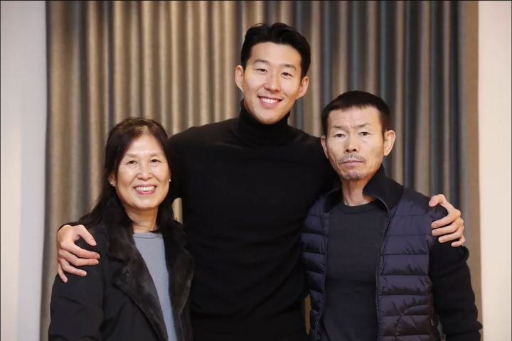 Kako izgledaju roditelji Heung-min Sona? Otac se ne smije ni na  fotografiji! - SportSport.ba